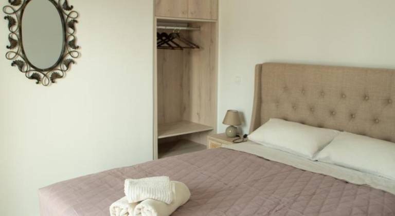 Rental apartment with yard, patio & pool in Chania