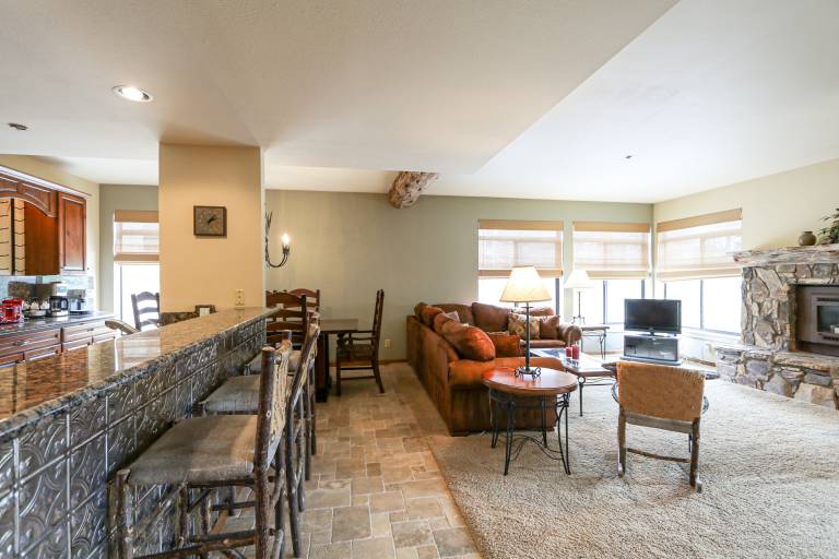 Silver Bear 22 Pet-Friendly, Cozy, Underground Parking, Walk to Canyon Lodge — photo 5