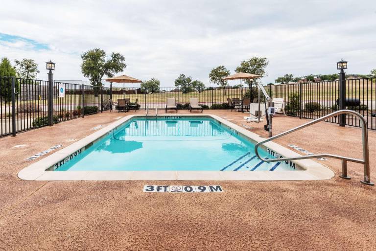 Days Inn & Suites by Wyndham Mineral Wells — photo 4