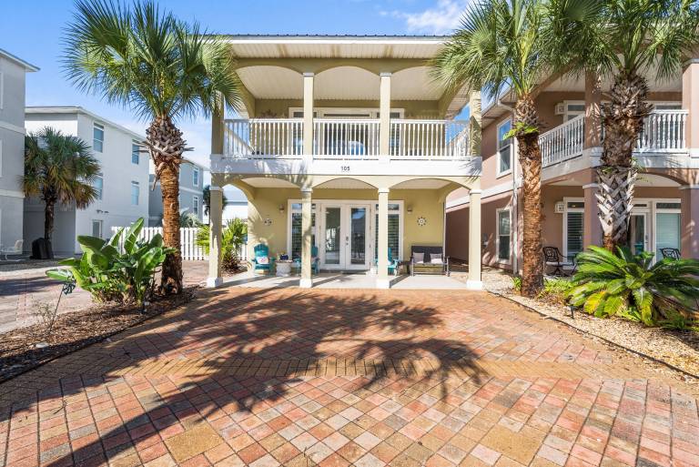 Vacation home with grill, pool & garden | Beach view in Hollywood, FL