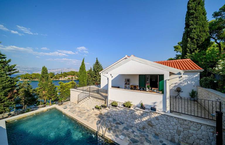 Villa with terrace, yard & private pool | Pool view — photo 5
