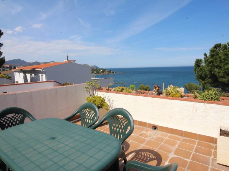 Bright duplex penthouse for 6 near the beach — photo 5