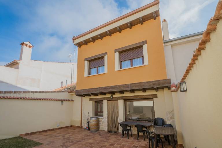 Vacation home with private pool, barbecue & garden | City view in León