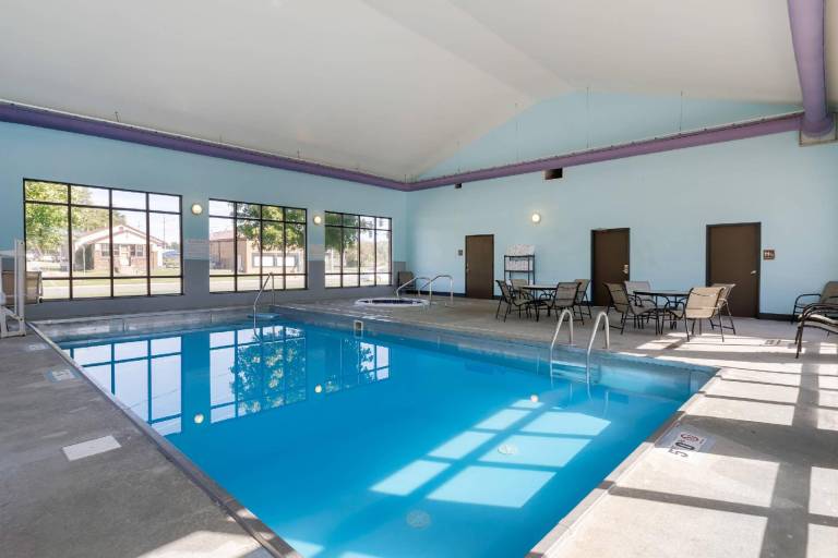Econo Lodge Inn & Suites Des Moines Fairgrounds Area — photo 2