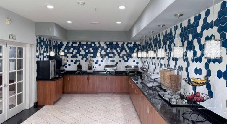 La Quinta Inn & Suites by Wyndham Tulare — photo 2