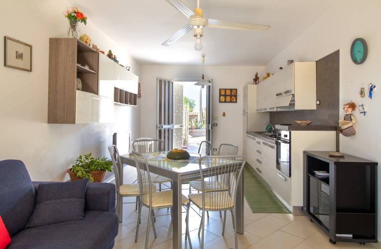 Holiday apartment with patio, garden & BBQ | Sea view — photo 3