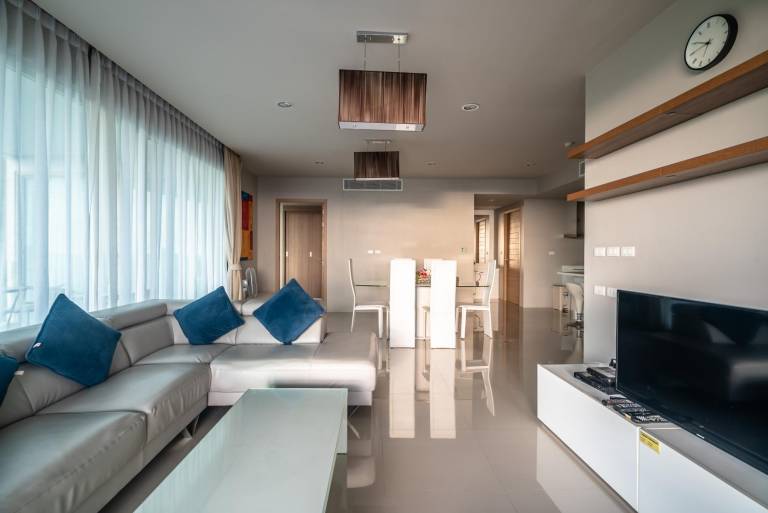 Spacious apartment with jacuzzi and ocean view