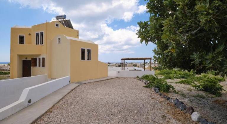 Villa with pool — photo 5