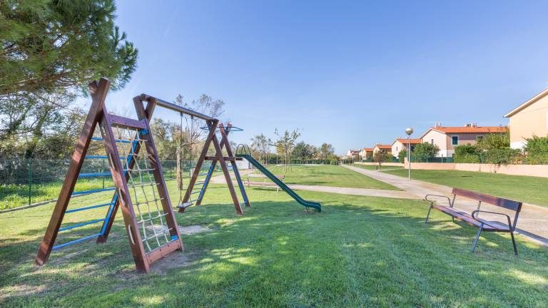 Villa with pool, barbecue & yard — photo 3