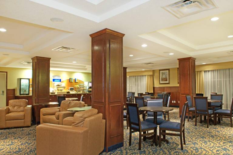 Holiday Inn Express Hotel & Suites Edson By IHG — photo 5