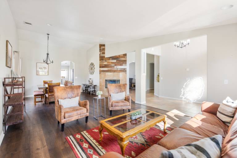 Child-friendly charming vacation home with barbeque, yard & private pool | Dogs allowed — photo 4
