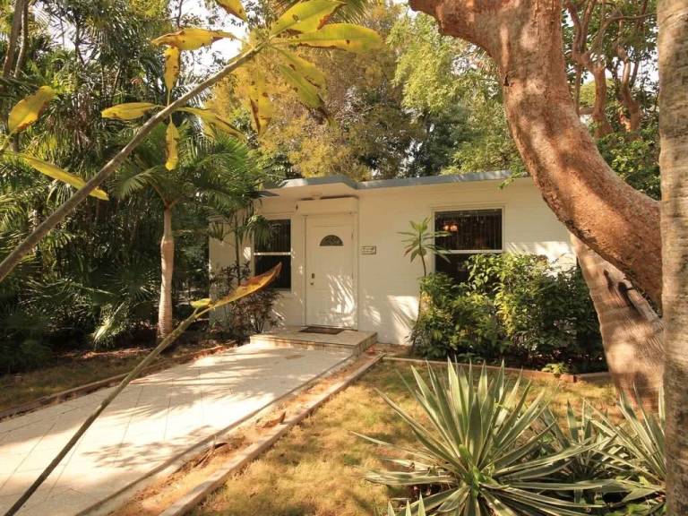 Cottage with patio & grill | Lake view — photo 2
