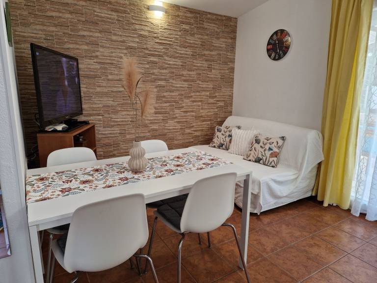 House with barbeque & yard | Garden view — photo 2
