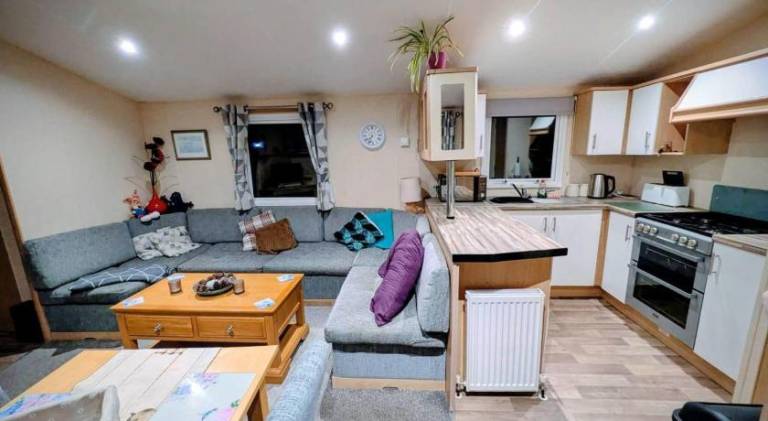 8 Berth Spacious Dog Friendly Caravan, Near Great Yarmouth In Norfolk Ref 10006G — photo 3