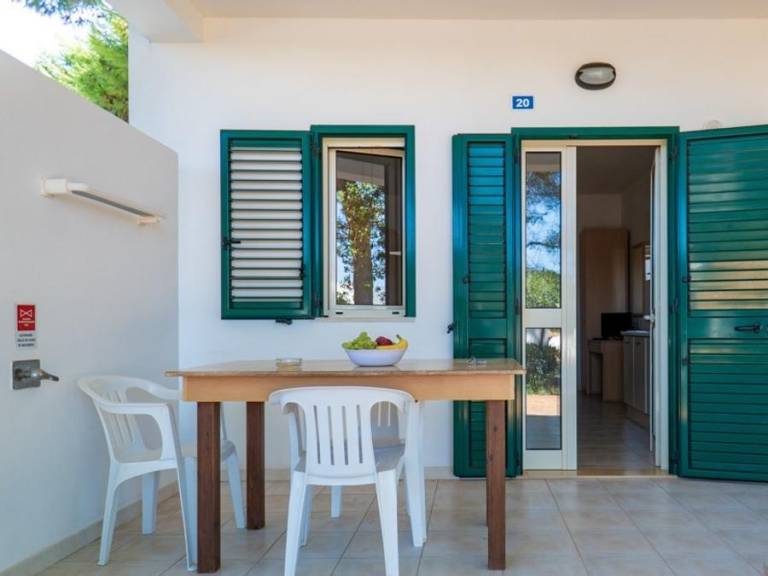 Bungalow with terrace & pool — photo 4