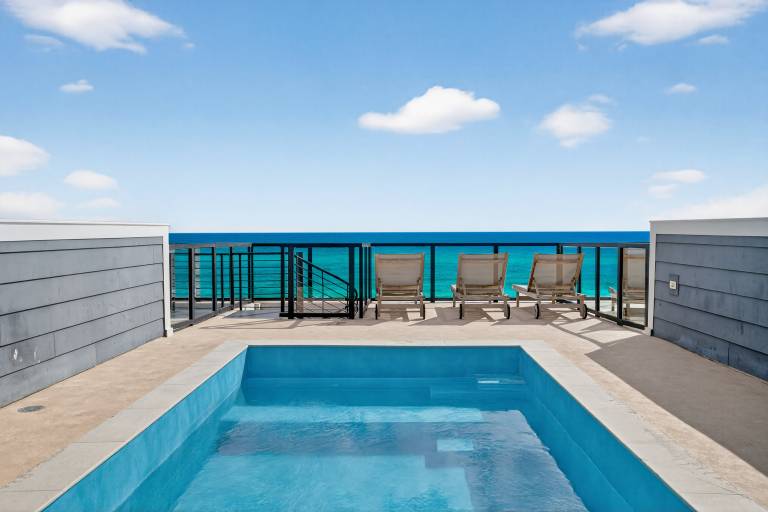 Esmeralda - Pet-Friendly Beachfront with Ocean Views, Rooftop Private Pool & Movie Theater — photo 2