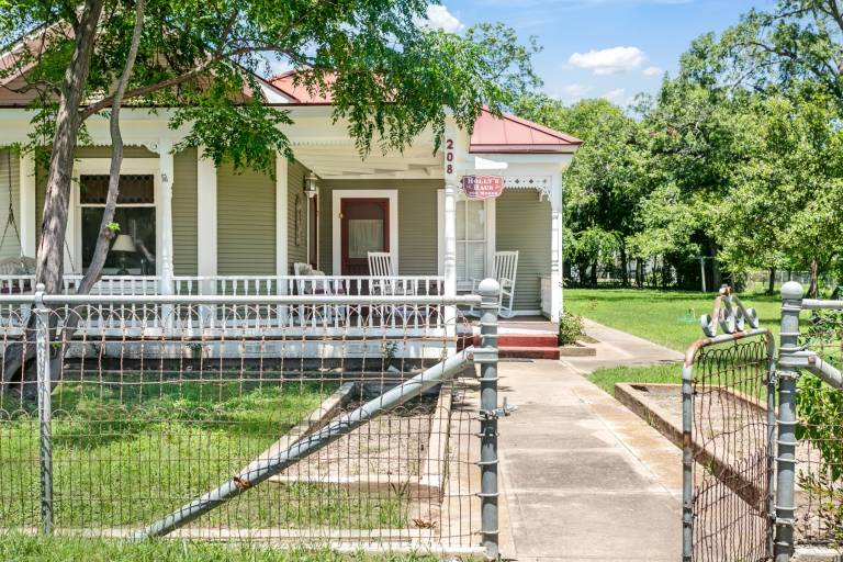 Hollys Haus 2/2 Cottage In Town Private Hot Tub in Fredericksburg, TX