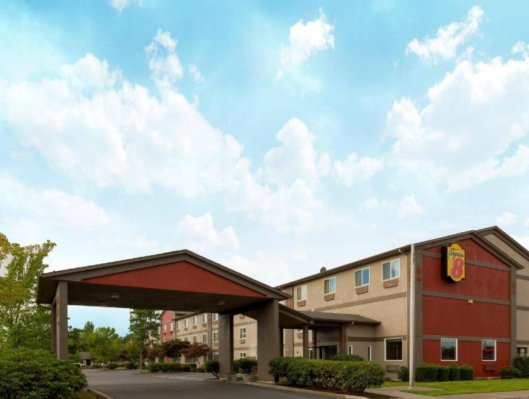 Super 8 By Wyndham Woodburn in Woodburn, OR