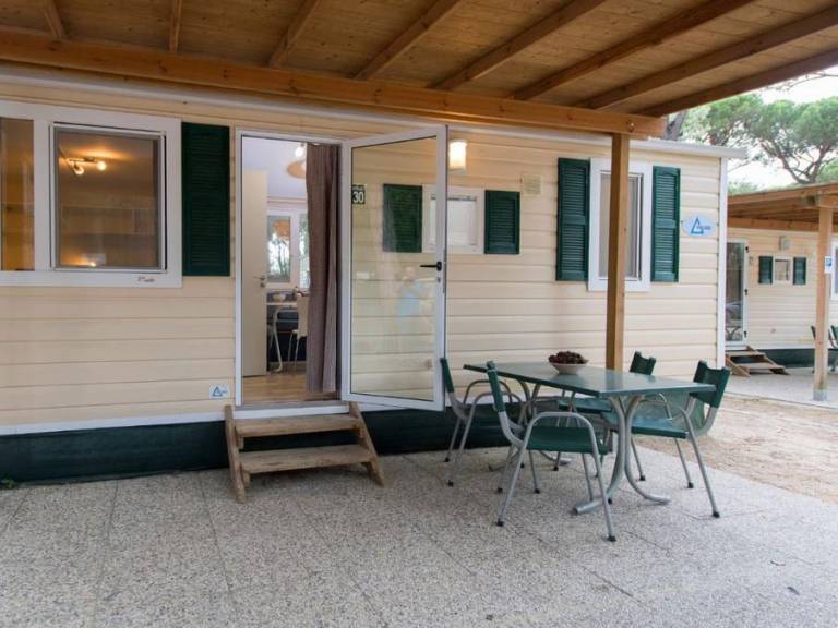Mobile home with pool & patio — photo 4