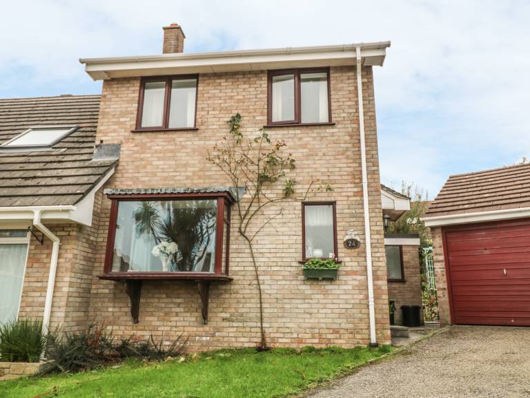 Child-friendly charming cottage with yard | Beach view | Close to the beach | Pets allowed in Falmouth