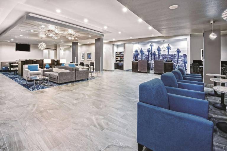 La Quinta Inn & Suites by Wyndham Victoria - South — photo 2