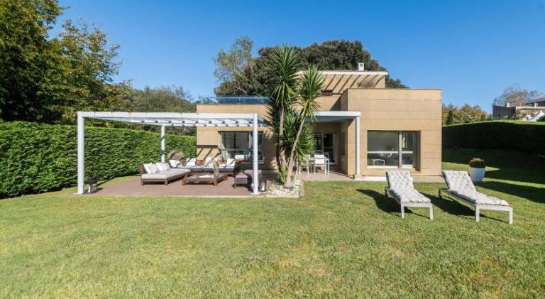 Vacation home with pool in Llanes