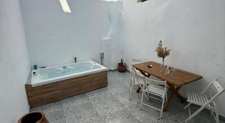 House with hot tub & patio — photo 4