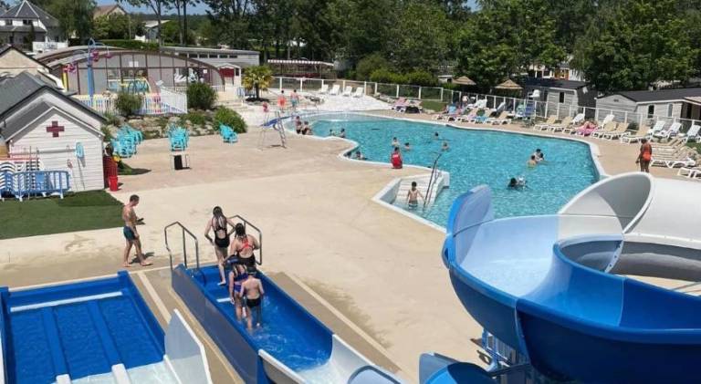 Grand mobil home expose sud, 2 salles de bain in Loches
