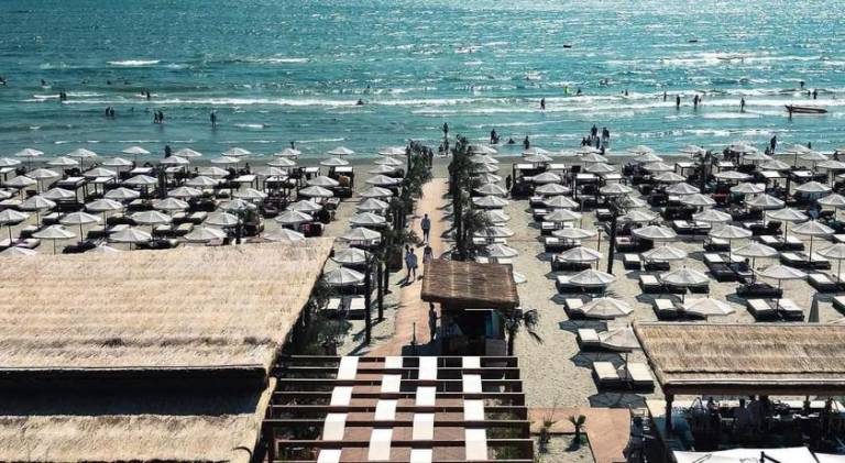 Rental apartment with pool in Constanta