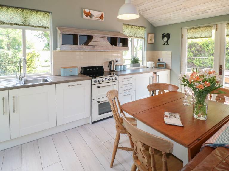 Family-oriented cottage with hot tub, barbeque & yard | Pet-friendly — photo 5