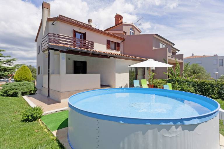 Vacation home with yard, barbeque & private pool — photo 3
