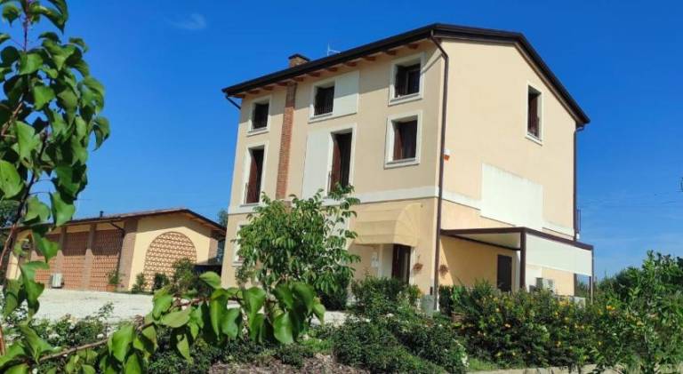 Farm with terrace & yard in Castelnuovo del Garda