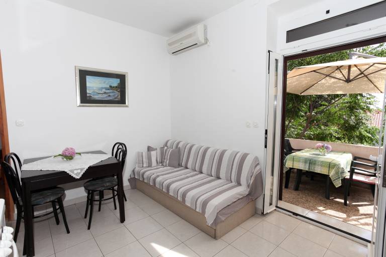 Apartment with BBQ & patio — photo 2