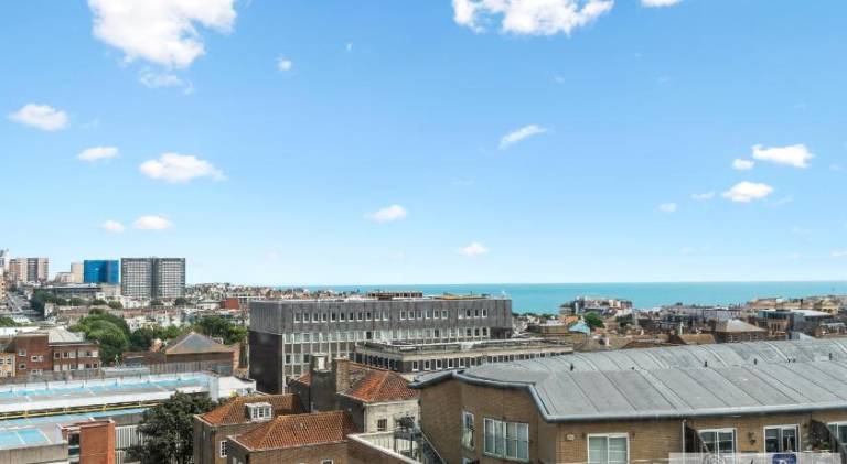 City Centre - Top Floor Apartment - Free Secure Small Car Parking - 5 Minute Walk to Beach & Station — photo 3