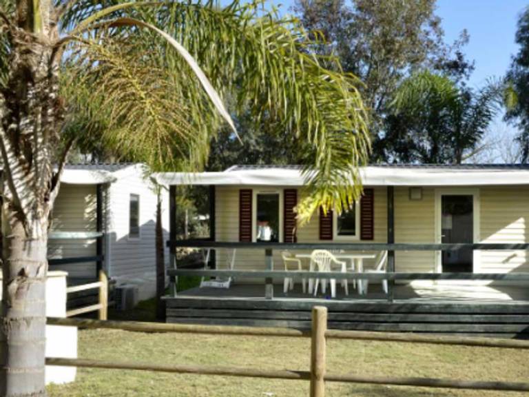 Family-friendly charming mobile home with patio, garden & pool | Garden view | Next to the beach | Pet-friendly — photo 5