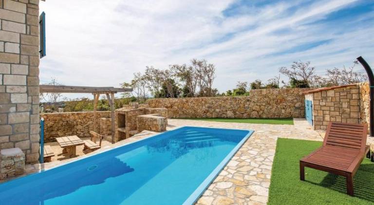 Villa with pool — photo 5