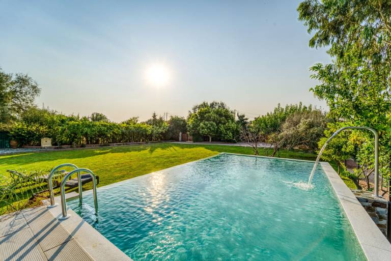 Holiday apartment with private pool, garden & barbecue in Rhodes