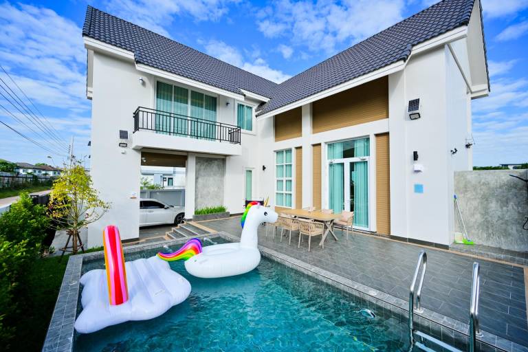 Wonderful villa with barbeque, pool & garden | Dogs allowed in Udon Thani
