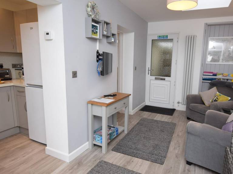 Fully equipped lovely cottage with yard | Pets allowed — photo 3