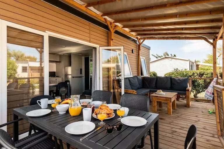 Camping Les Sables d'Or - Mobile home Premium 3 bdr. 6 pers. Lounge Decking A/C TV — photo 2