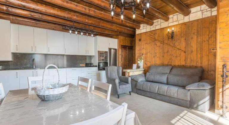 Vacation home with barbeque & yard | Pet-friendly — photo 3