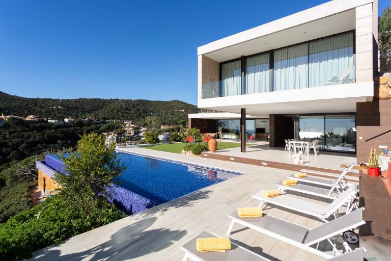 Villa 'Lucía' with Sea View, Pool, Wi-Fi and Air Conditioning in Tossa de Mar