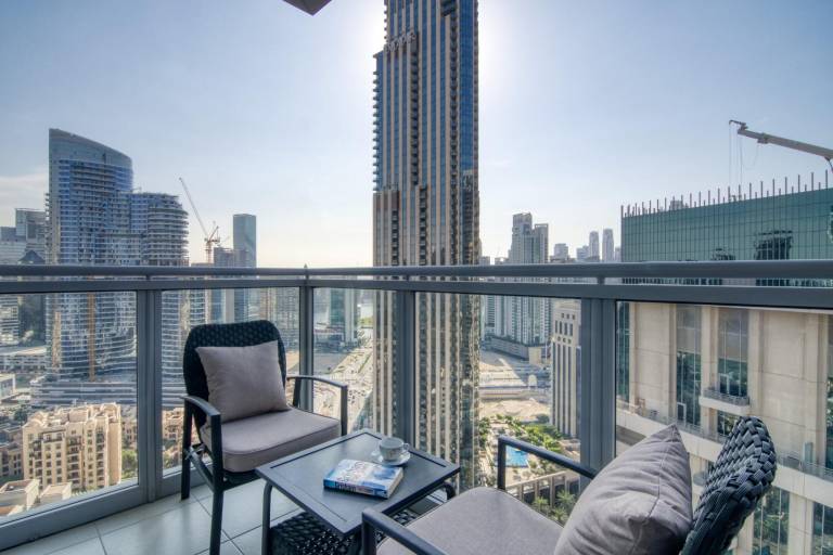 Rental apartment with pool & terrace | Close to Burj Khalifa | Perfect for remote work — photo 2