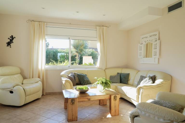 Family-oriented villa with patio, yard & grill | Pets allowed — photo 4