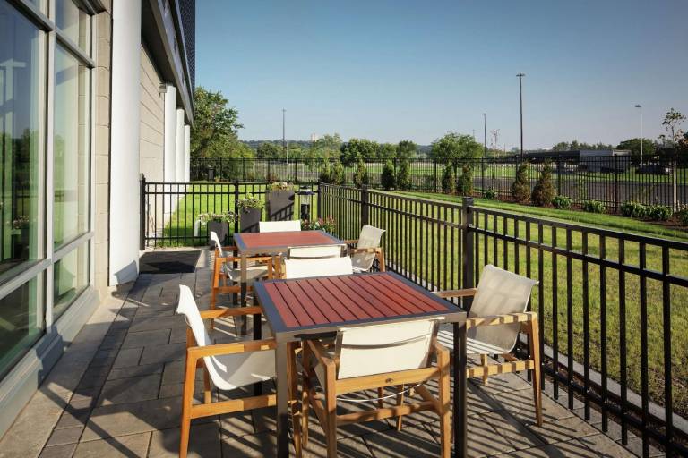 Hampton Inn & Suites Teaneck Glenpointe — photo 5