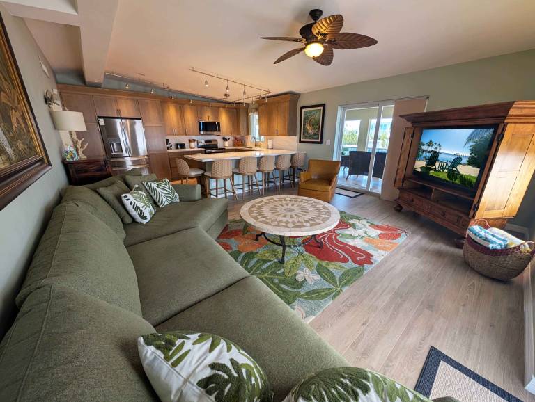 Exceptional VENETIAN SHORES home with pool, dock and boat lift. — photo 5