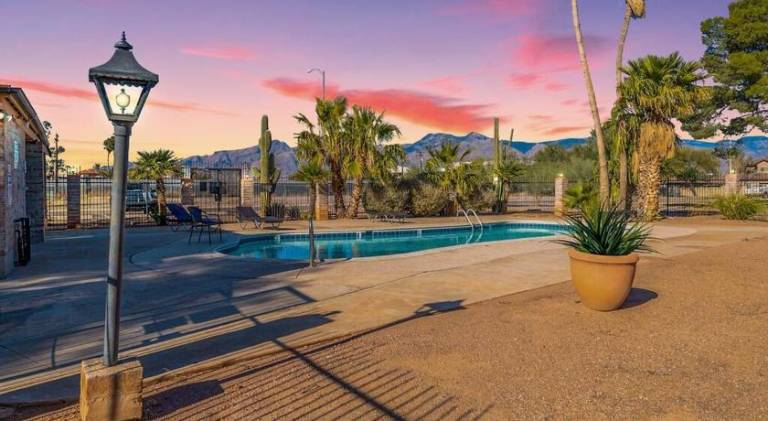Charming dog-friendly, 2BR-1BA with Pool, Mountain Views — photo 4