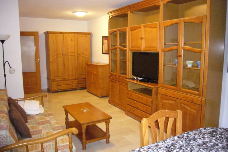 Rental apartment with patio, yard & pool | City view — photo 2