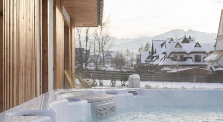 Vacation home with patio, grill & hot tub in Poronin