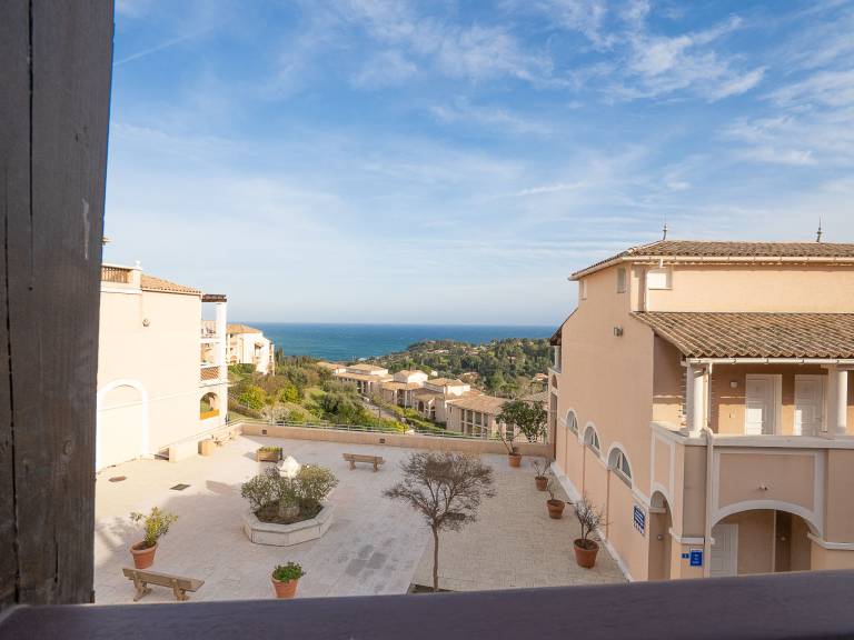 Rental apartment with pool, yard & terrace | Sea view — photo 3